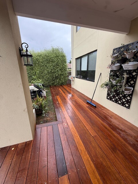 Narrow side yard timber deck